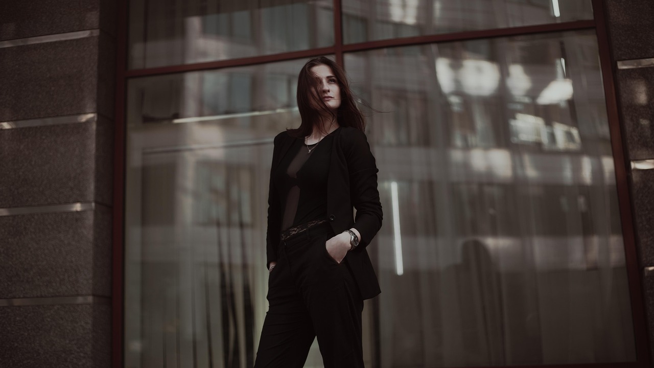 Business woman, business, young woman — Availability of Vape pen in Edibles Canada